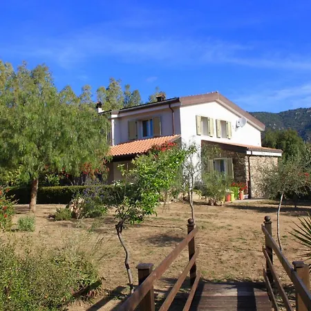 Bed & Breakfast Rossofiore Castiadas